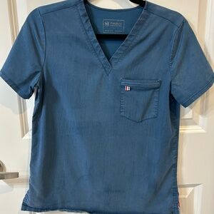 Small Mediclo TENCEL™ Sal Essential Scrub Top in Caribbean Blue